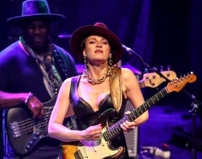 Bluesgitarist spiller på en mørkt opplyst scene
