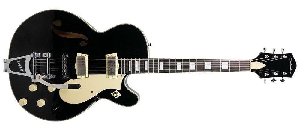 Svart hollowbody-elgitar med gullfargede detaljer på hvit bakgrunn