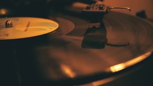 Nærbilde av en vinylplate som snurrer på en platespiller